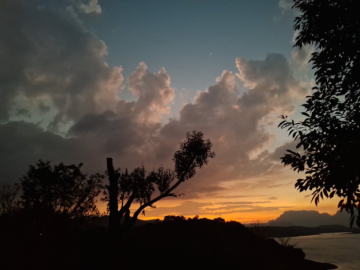 Dipakrmuthe's tweet photo. The sky after sunset is like a canvas painted with an array of colors. 🎨 #sky_brilliance #sunset_madness #landscape_captures #exploretheoutdoors
#travel
#photooftheday 
#naturelovers 
#adventures https://t.co/YXeTnRnnrF