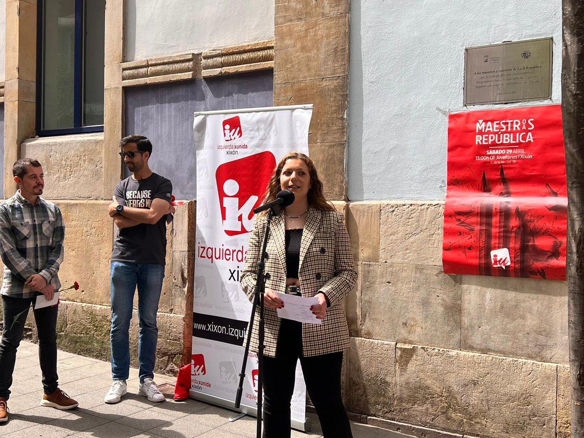 Yurenasabio's tweet photo. Hoy presenté el Homenaje a los maestros y las maestras de la #República que prepara cada año el área de #educación de @iuxixon .
Fue mi primera vez y estaba nerviosa, pero muy arropada ❤️ https://t.co/YNQh6Pr9zU