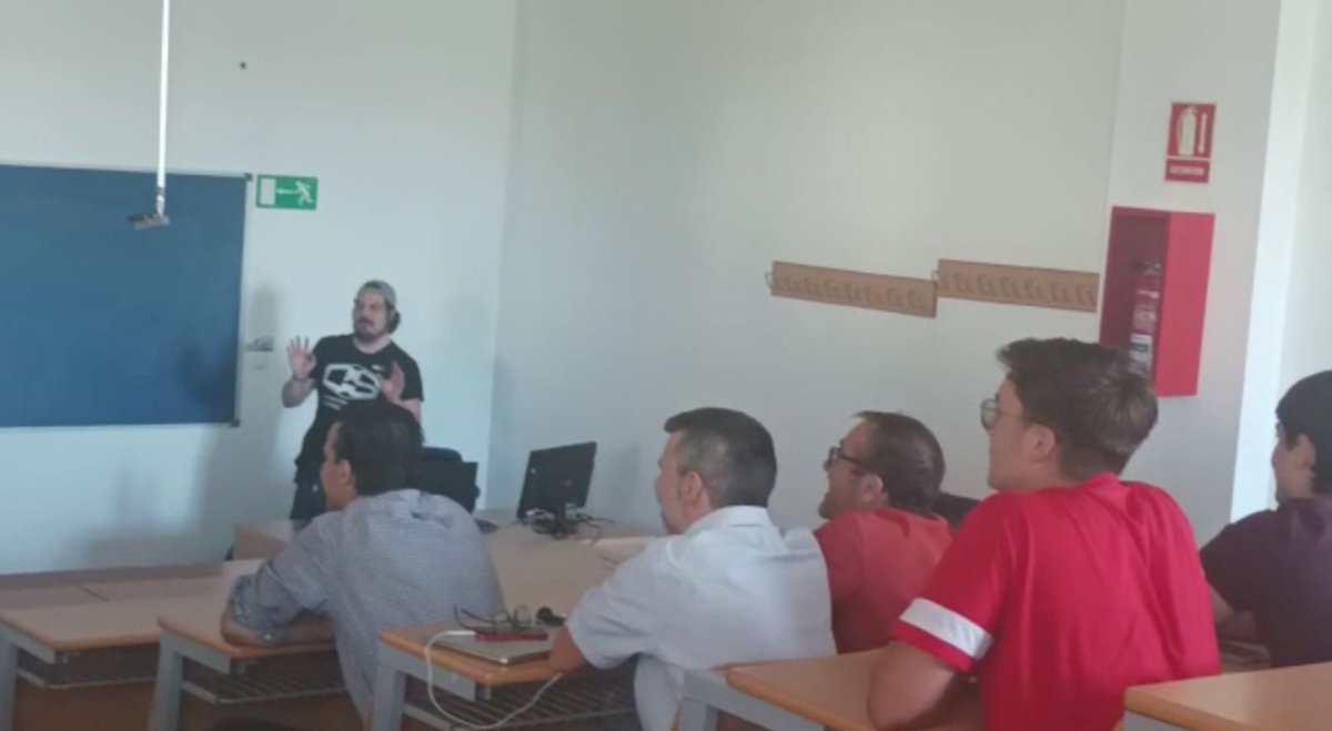 Ildefonso_duran's tweet photo. Muy contento con mi ponencia en la universidad de Jerez de frontera. 
Fue un autentico placer @JornadasIes #hackers #ciberseguridad https://t.co/v57SFyDmSO