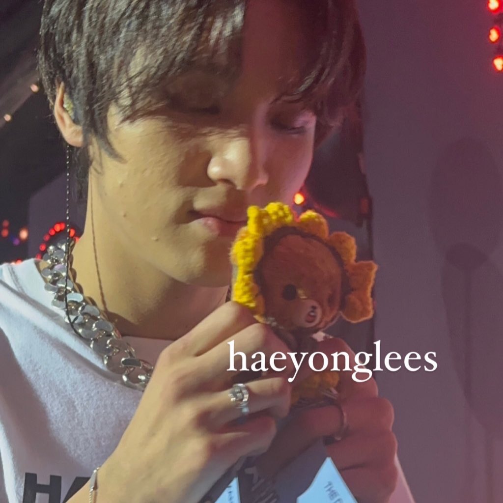 haeyonglees's tweet photo. haechan got my little gomdo lee im still shaking 🥹🥹🥹 https://t.co/yierDQVGeq