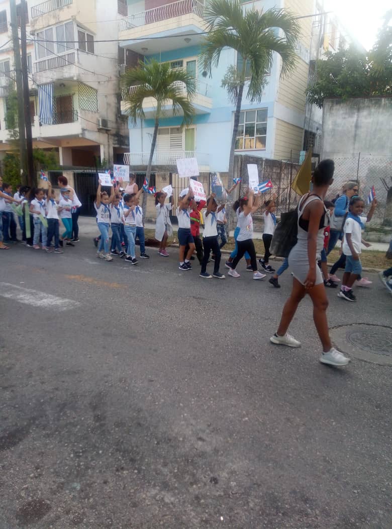 AdrianaBHdez's tweet photo. Pioneros de la escuela Combatientes de Bolivia también desfilan por el #1eroDeMayo. Ahí va Sheilita, también de cumpleaños!! @ihogne https://t.co/tgmuyMnPc8