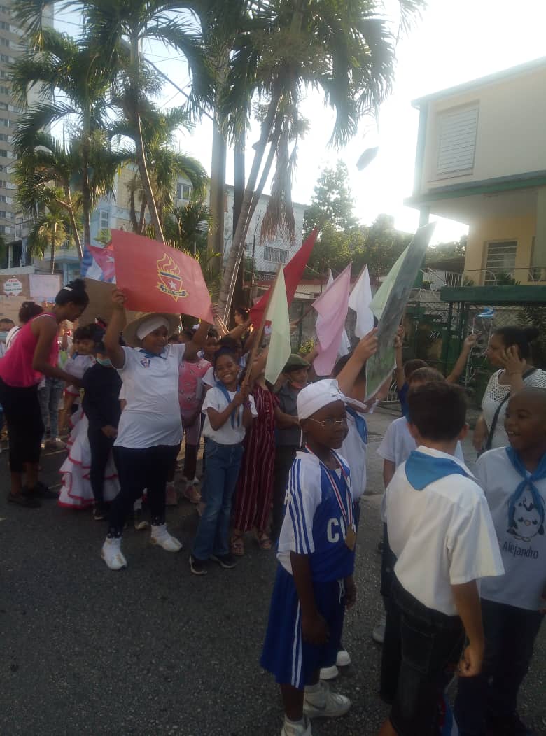 AdrianaBHdez's tweet photo. Pioneros de la escuela Combatientes de Bolivia también desfilan por el #1eroDeMayo. Ahí va Sheilita, también de cumpleaños!! @ihogne https://t.co/tgmuyMnPc8
