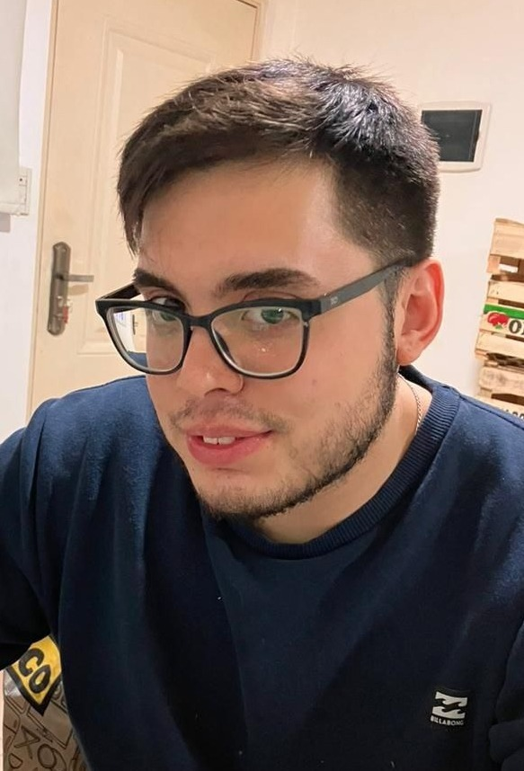 CuartoPoderTDF's tweet photo. Se solicita la colaboración para dar con el paradero de KEVIN ABEL SALDIVIA de 25 años. Utiliza lentes de aumento; al momento de ausentarse vestía campera marca Columbia negra y azul, pantalón negro deportivo y zapatillas negras. Comunicarse al 101 con la Comisaría más cercana. https://t.co/Xe597MI2UB