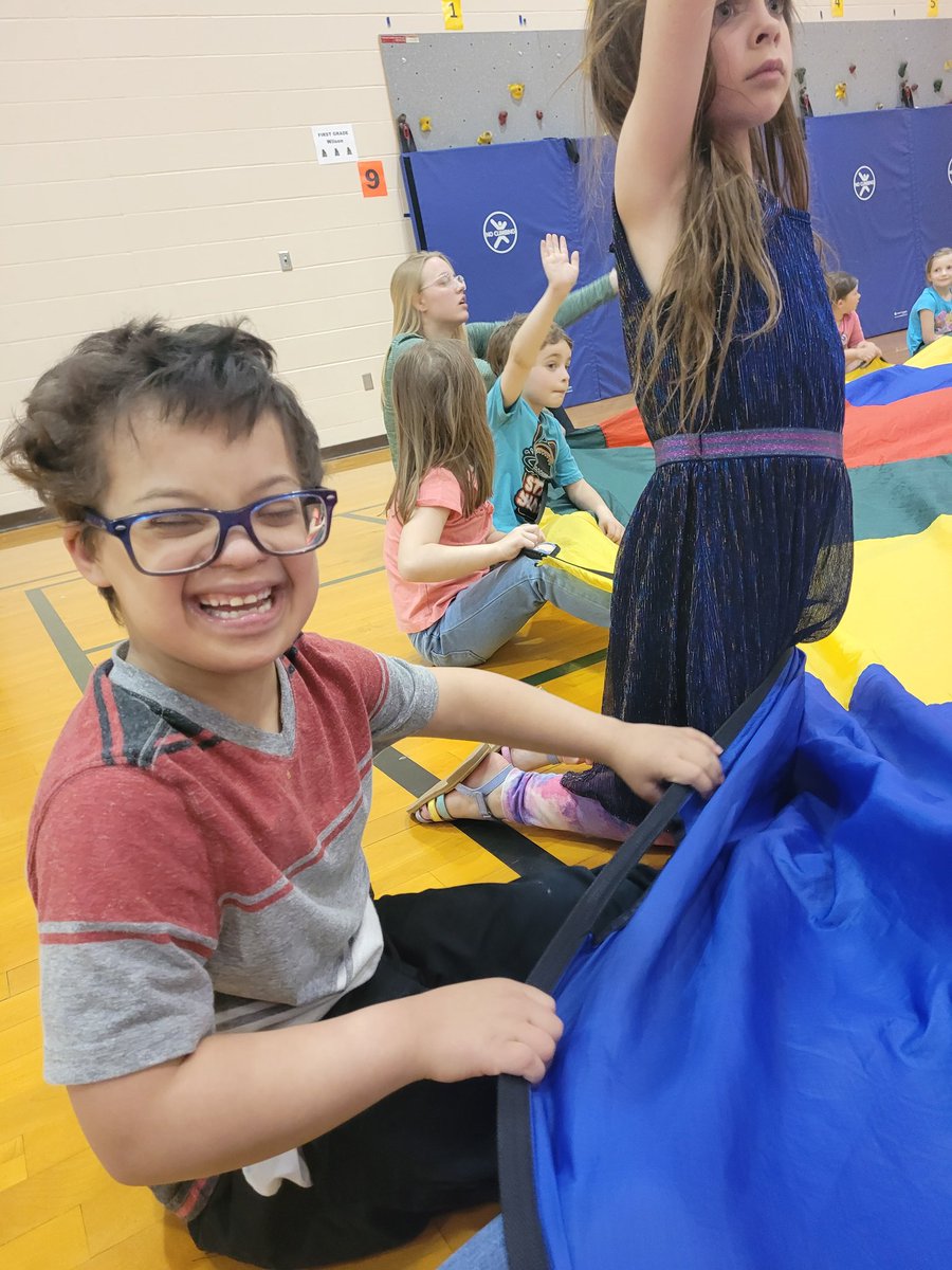 AlyssaFelts93's tweet photo. Parachute day in P.E. is the best not only for the kids but the adults too! I had so much fun reliving memories and making new memories with students yesterday. I had never played Sharks with the parachute, but the kids made sure Mrs. Alyssa was included in their fun! #weare409 https://t.co/gjYrcYdgH3