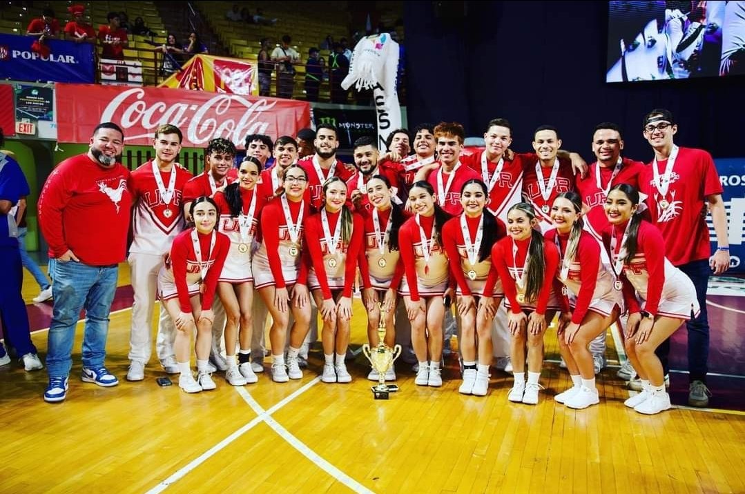 Gabo celebrando su primera medalla y trofeo con el equipo de Porrismo @iupi_cheer en las Justas. <a href="/uprrp/">UPR Río Piedras</a>