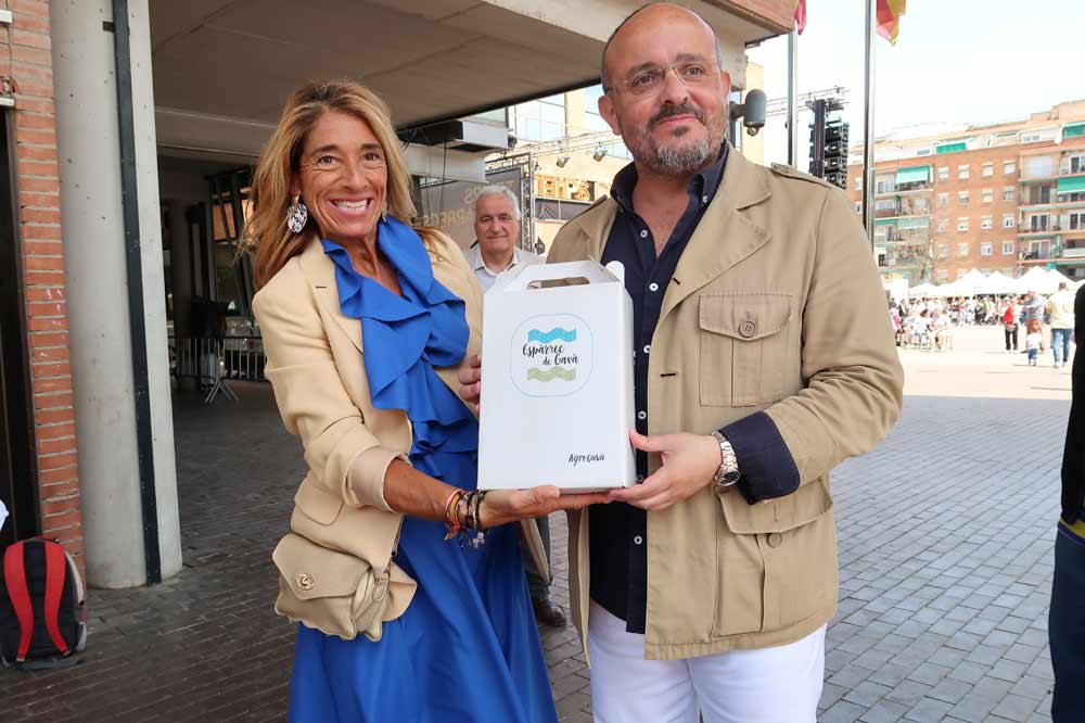 El president del <a href="/PPCatalunya/">PP de Catalunya</a> <a href="/alejandroTGN/">Alejandro Fernández</a> ha visitat la <a href="/FiraEsparrecs/">Fira d'Espàrrecs de Gavà</a> de #Gavà amb <a href="/MonicaPares/">monica pares centeno</a> i el <a href="/gava_pp/">PPGavà</a> elbruguersdigital.cat/alejandro-fern…