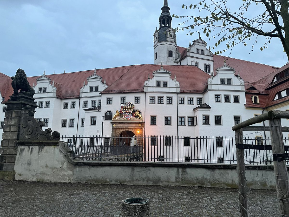 Hello from Germany, where I'm currently busy teaching some workshops in Torgau - here's a photo of the lovely castle! It's been a busy few months, and there's lots more to look forward to when I get back. See what’s in store in my April newsletter:

mailchi.mp/47502dc5d1cb/j…
