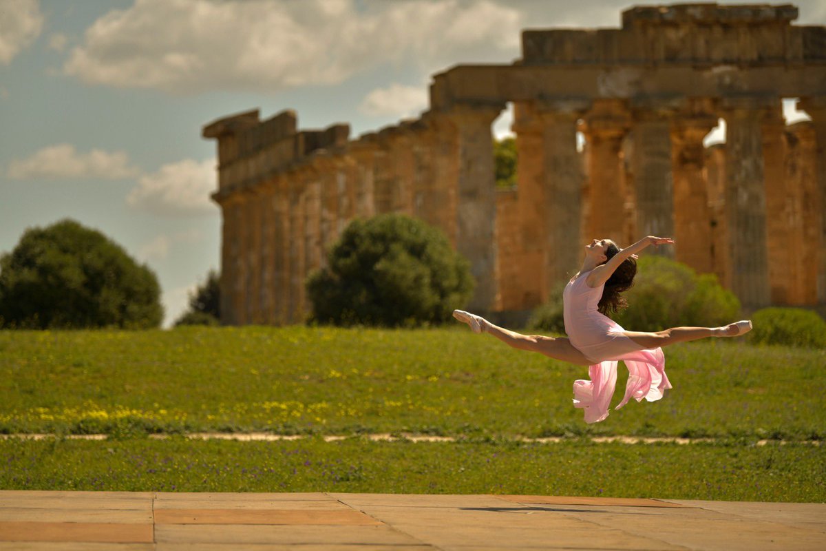 Happy International Dance Day 
                          🩰

#sararenda #ballerina #etoile #dancer #grandjete #templidiselinunte #sicily #ilovedance 

©️Daniele Benenati