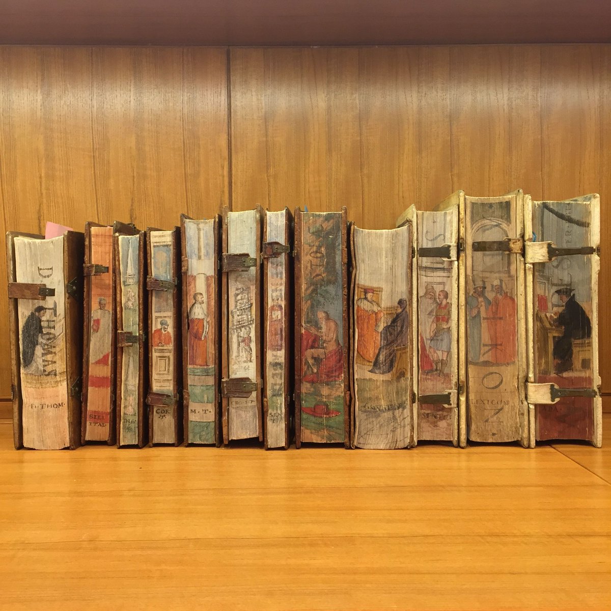 BeineckeLibrary's tweet image. Volumes with fore-edge painting by Cesare Vecellio from Bibliothèque Pillone
bit.ly/36H3K3n