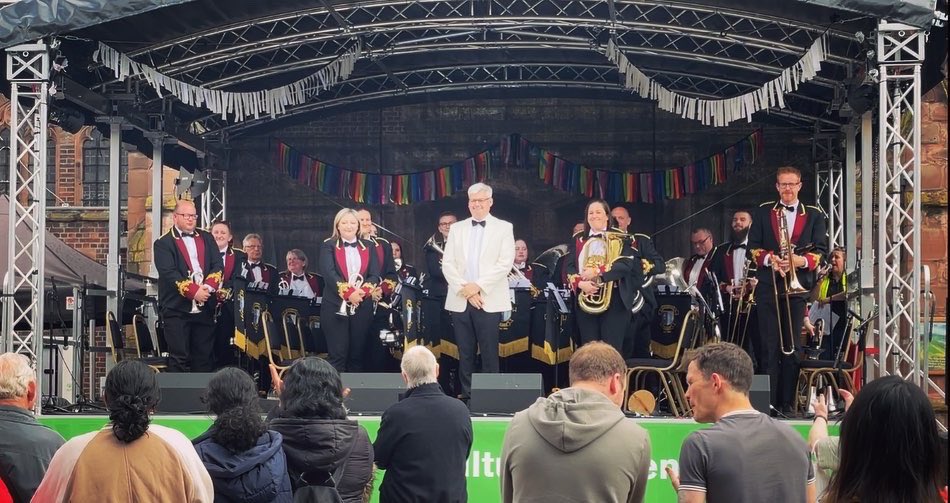 HaydockBand's tweet photo. After playing at Haydock Park Racecourse this morning, we travelled into St. Helens to celebrate our local town being the #LiverpoolBoroughofCulture2023’ in ‘#OneAmazingDay’, where we played outside the amazing Parish Church 🎶⛪️🎺

#boroughofculture #sthelens #celebrate #music https://t.co/OpAuQdsazF