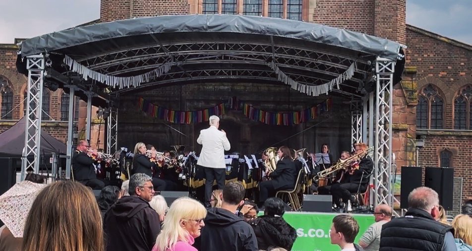 HaydockBand's tweet photo. After playing at Haydock Park Racecourse this morning, we travelled into St. Helens to celebrate our local town being the #LiverpoolBoroughofCulture2023’ in ‘#OneAmazingDay’, where we played outside the amazing Parish Church 🎶⛪️🎺

#boroughofculture #sthelens #celebrate #music https://t.co/OpAuQdsazF