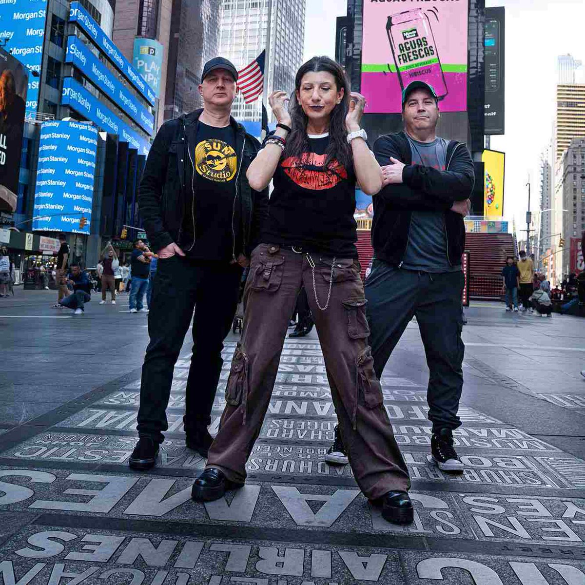 shamelessbuzz's tweet image. Britain's #WhisperinandHollerin reviews the new self-titled album from #ONband @onbandoffical, from the "hard-edged grungy rocker" that is single 'Break You' to the "full on numerological mystical" 'Amends' ~ tinyurl.com/on-whisperin-h… @FallStephen @shauna_ummagma @_TeamBlogger