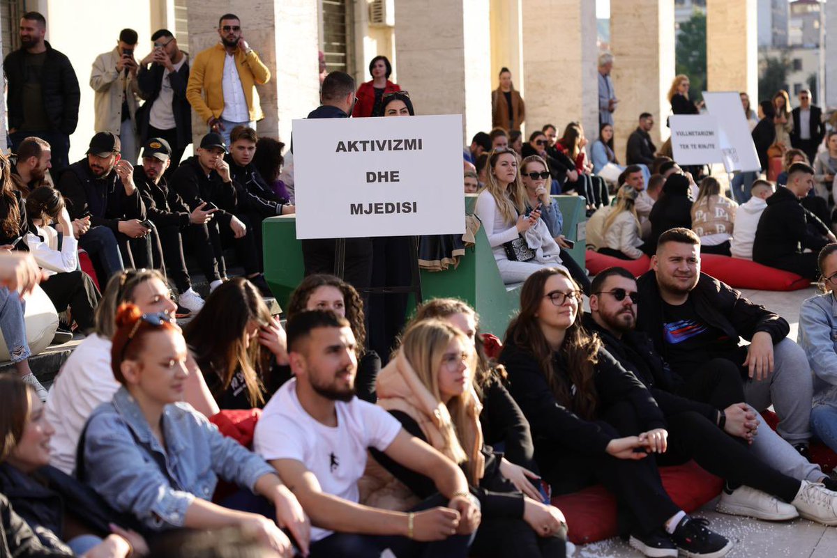 Me të rinjtë e Tiranës për të diskutuar në forumin më simpatik të kryeqytetit! Diskutuam e duartrokitëm për pjesëmarrjen më të lartë të të rinjve në mbi 40% në Këshillin Bashkiak, krijimin e Këshillave Rinor Vendor dhe planet e së ardhmes! <a href="/erionveliaj/">Erion Veliaj #MedCapitalCulture2025 🇪🇺🇦🇱</a> <a href="/BeharajIva/">Iva Beharaj</a>