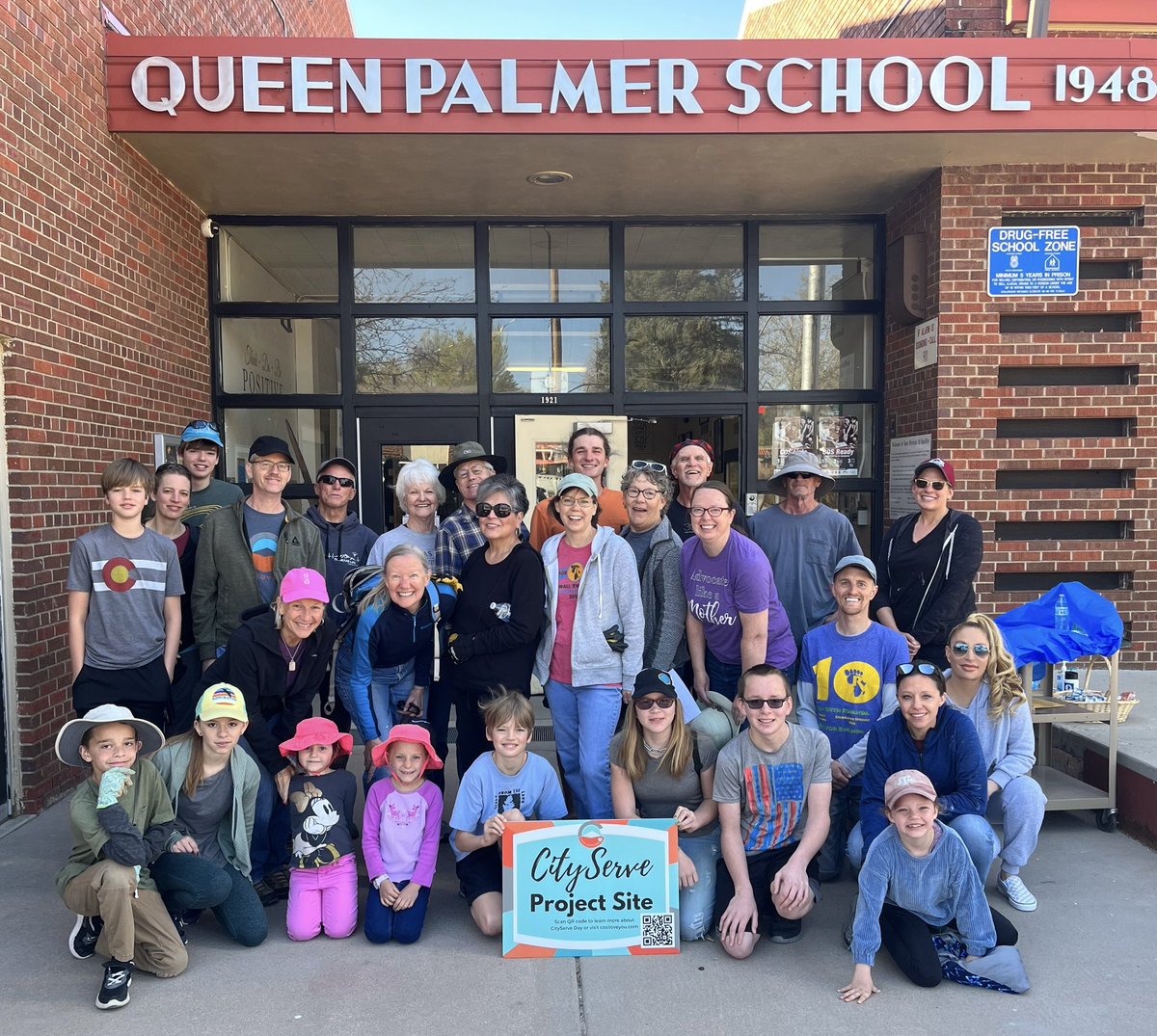 queenpalmerd11's tweet image. WE ARE SO BLESSED TO HAVE I 💖 CITY SERVE SUPPORT QUEEN PALMER! Today we had over 30 volunteers help beautify QP! Thank you! #Blessed #QueenPalmer #CSSD11 🐼🙌🏽