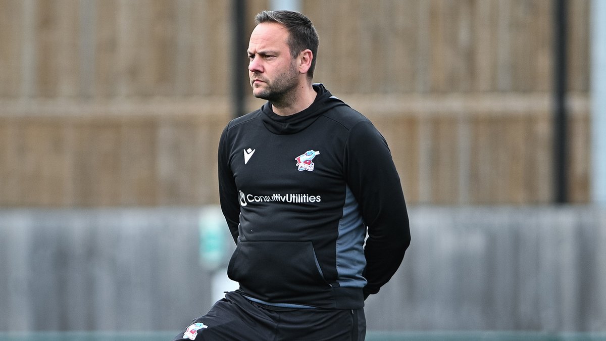 Iron_Player_'s tweet photo. 📹 PLAYER: Assistant manager Chris Plummer and striker Danny Elliott talk after the Iron's away game at Dorking Wanderers 👉 https://t.co/CUvQWjxPEM 

#UTI #IRON https://t.co/wlV5pHuYdK