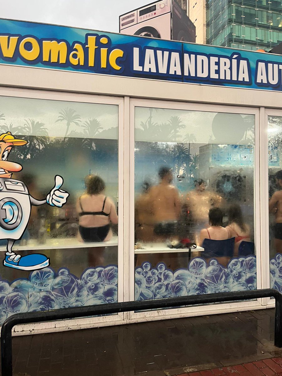 masdeunomurcia's tweet photo. Asistentes al @WARMupfestival protegiéndose de la lluvia y secando la ropa en una lavandería cercana a la Fica.

📸@Mariahuertas8 https://t.co/o0nVTsAnvw