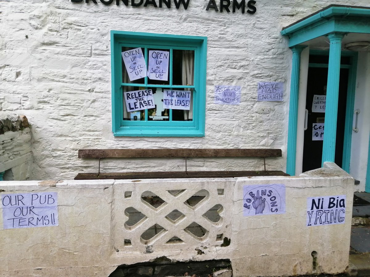 #ReleaseTheLease #Community Hope you're enjoying your Bank Holiday pint! Residents of #Llanfrothen in #Wales have a perfectly good pub, owned by a local landowner, leased to @robbiesbrewery – who are letting it rot but won't give up their lease. @northwaleslive @rhiannonlucyc