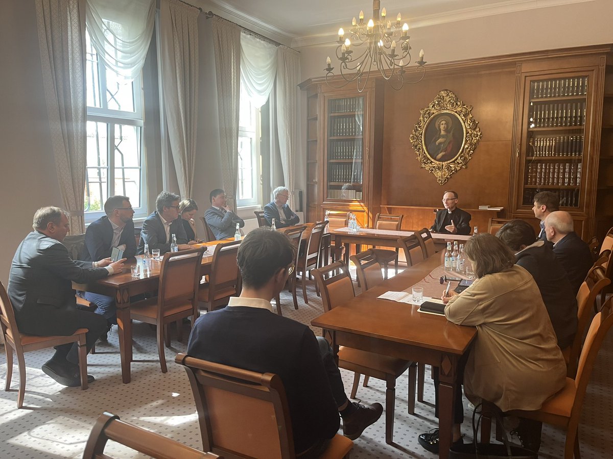 rafal_bartek's tweet photo. Eksperci polsko -niemieckiej grupy Kopernika w dniach 27-29.04 obradowali w Opolu w Centrum Dok. Wyst. Niemców w Polsce! #deutscheminderheit #NaukaJezykaToNiePolityka #mniejszoscniemiecka #sprachlos https://t.co/MUrPk3pOER