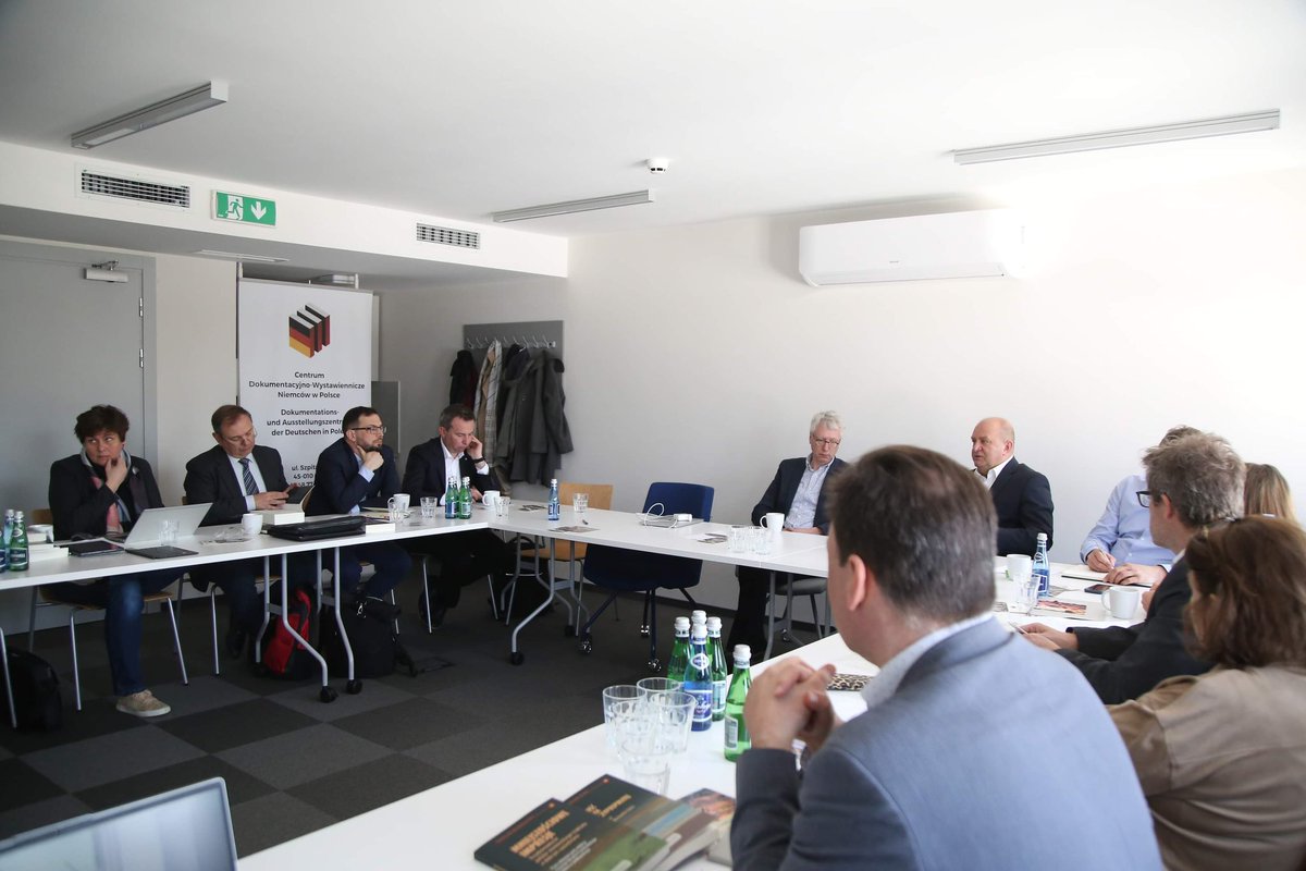 rafal_bartek's tweet photo. Eksperci polsko -niemieckiej grupy Kopernika w dniach 27-29.04 obradowali w Opolu w Centrum Dok. Wyst. Niemców w Polsce! #deutscheminderheit #NaukaJezykaToNiePolityka #mniejszoscniemiecka #sprachlos https://t.co/MUrPk3pOER