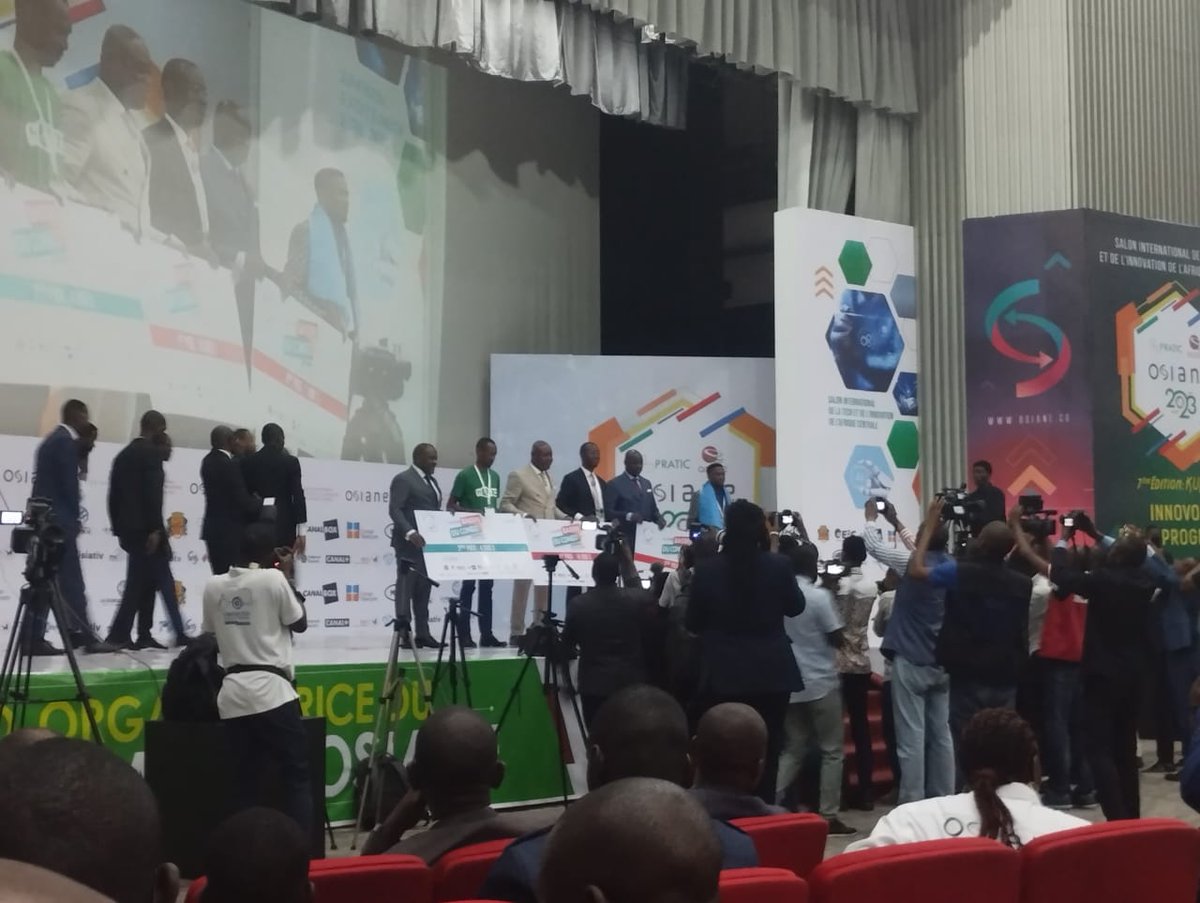 PNUDRepduCongo's tweet photo. Le @PNUDRepduCongo à travers son Laboratoire d'Accélération ( AccLab) à pris part à la clôture du salon international OSIANE ce vendredi 28 avril 2023.
Le 1er prix de 10.000 USD du challenge des start-up a été décernés à Luvick OTOKA du Congo, à travers la startup keba na gaz. https://t.co/E10fBtbdKS