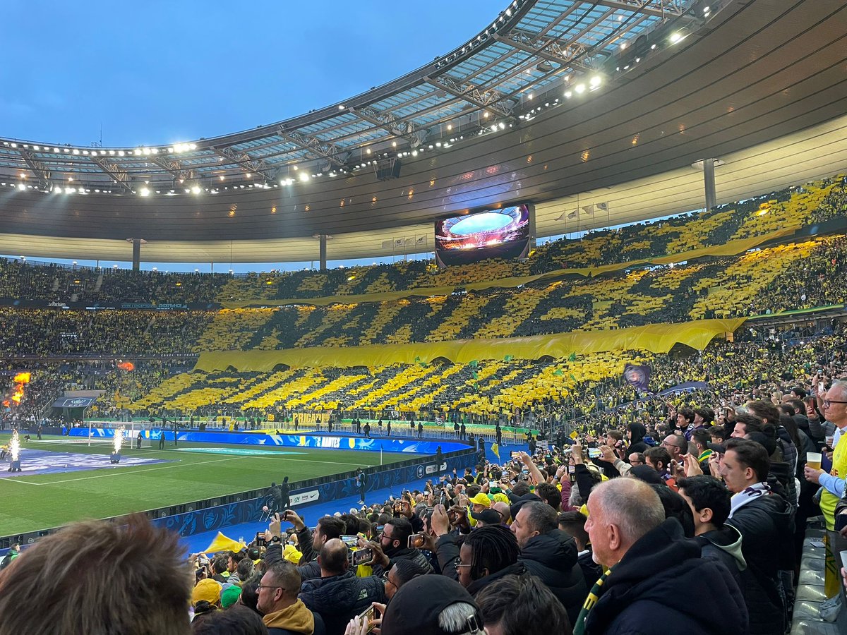 Footballogue's tweet photo. « On est Nantes p***** »

Les supporters nantais déploient leur tifo à leur tour. 😍💛

@Betclic https://t.co/QJ9L446LYI