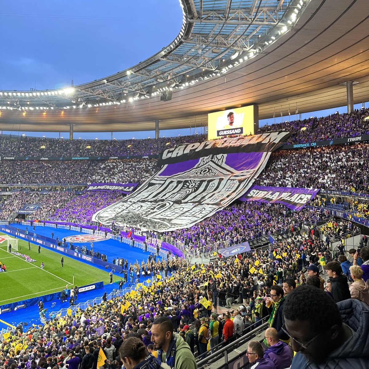ActuFoot_'s tweet photo. Le tifo des supporters du TéFéCé. 💜🤍 https://t.co/Uh8F3mDrwY