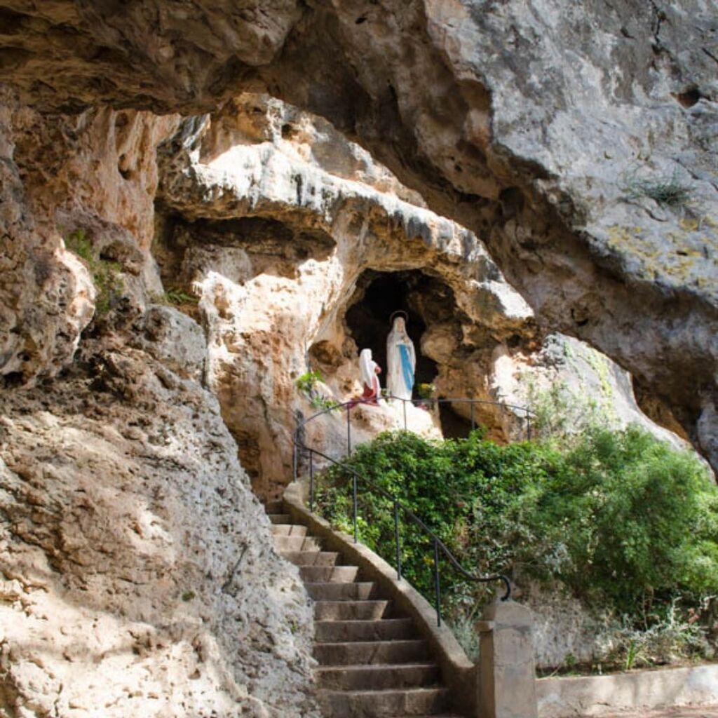 Die Cueva de Lourdes befindet sich in Santa Eugenia gar nicht weit vom Zoo Natura Parc entfernt. Es handelt sich dabei um eine natürliche Höhle auf einer kleinen Felsterrasse. Der Ort ist der Heiligen Jungfrau von Lourdes gewidmet, deren Skulptur neben einer betenden Bernade…