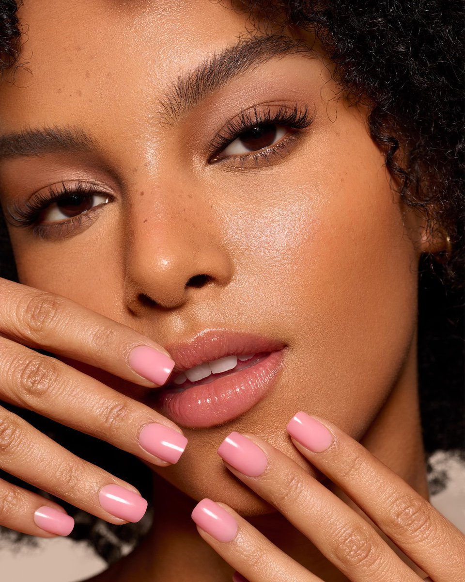 KissProducts's tweet image. A girl's best accessory is her confidence, but a little bit of baby pink nails and long lashes goes a long way 😉💗

Pictured are our Bare but Better nails in 'Dewy' and our no glue needed press-on Falsies in 'Voluminous'

#KISSnails #KISSlashes #BareButBetter #imPRESSFalsies