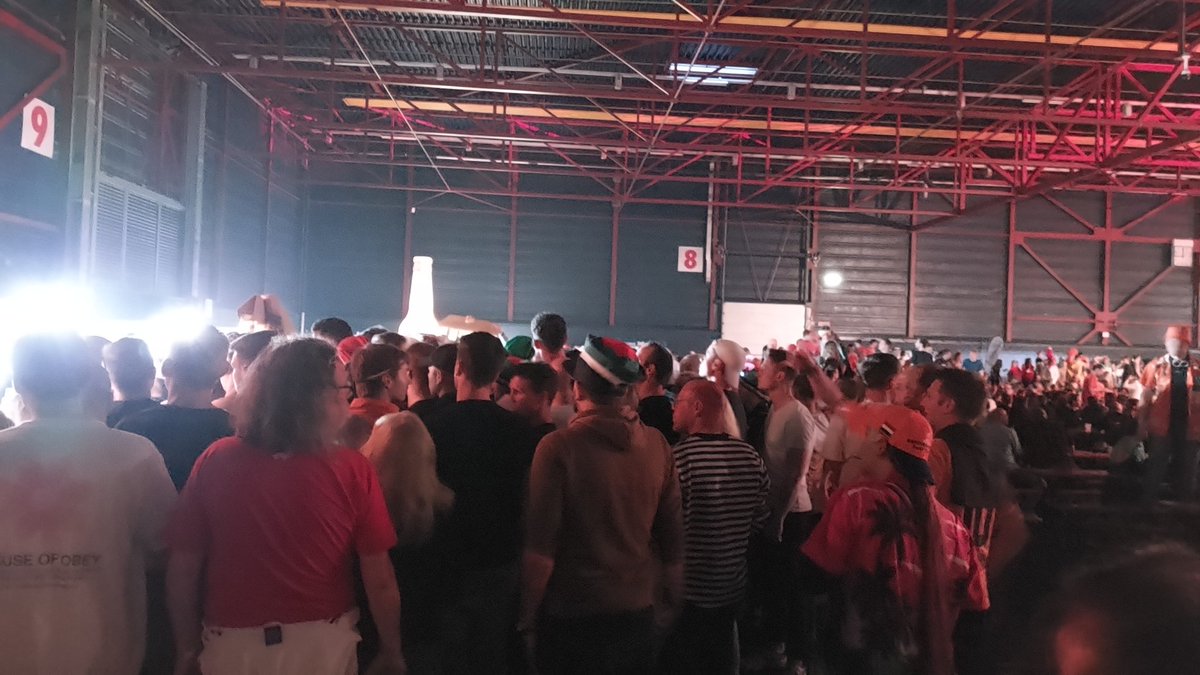 GerkovanKlinken's tweet photo. @OfficialPDC  4k People waiting 1hour for their drinks. This is rubbish. https://t.co/pSXikNFjPC