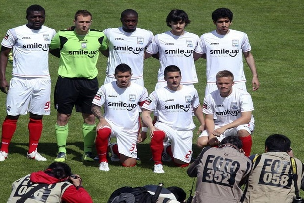 CabineSport's tweet photo. Neste dia, há 11 anos, o União de Leiria entrava em campo com 8 jogadores contra o Feirense.

Por quatro meses de salários em atraso, 16 jogadores rescindiram.

No mesmo dia, 11 anos depois, o União de Leiria garante o regresso aos campeonatos profissionais. https://t.co/pCCb5Rvh0L