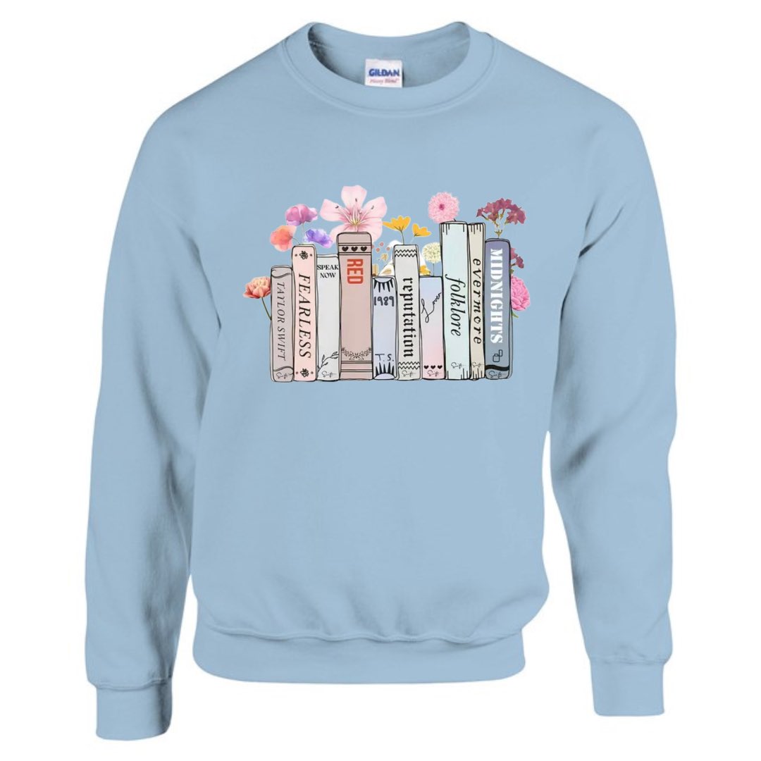 autumnalwayscom's tweet photo. 🤍Calling all #TaylorSwift x #Bookish accounts🤍 Swift Bookish Pre-order!
✨Tee £14
✨Sweater £25
✨Luxe Hoodie £35
Please message if you’d like to see a design on different garment colours or type (vest tops, hoodies etc), size info or to order. Delivery will be 3-4 weeks🎀 https://t.co/QvMNlzAl89