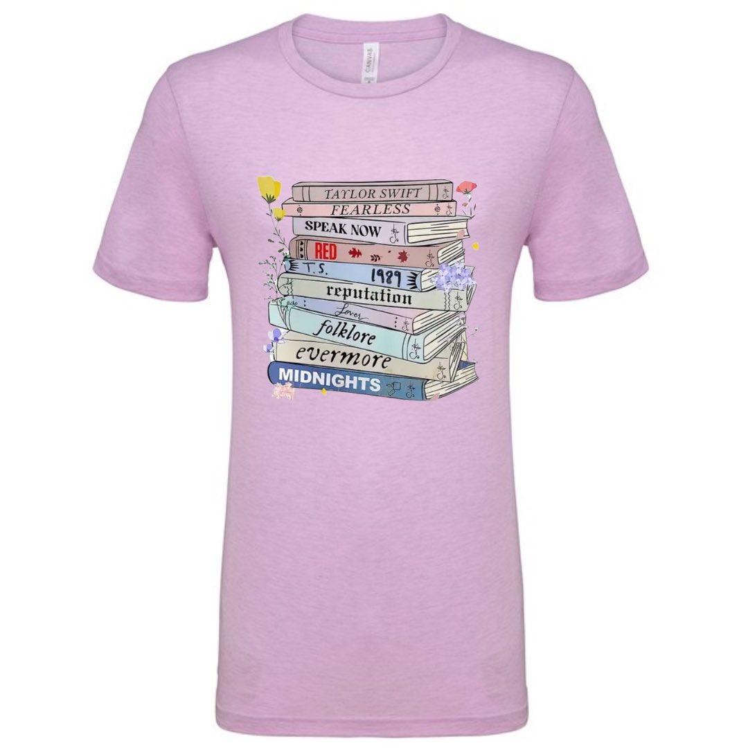 autumnalwayscom's tweet photo. 🤍Calling all #TaylorSwift x #Bookish accounts🤍 Swift Bookish Pre-order!
✨Tee £14
✨Sweater £25
✨Luxe Hoodie £35
Please message if you’d like to see a design on different garment colours or type (vest tops, hoodies etc), size info or to order. Delivery will be 3-4 weeks🎀 https://t.co/QvMNlzAl89