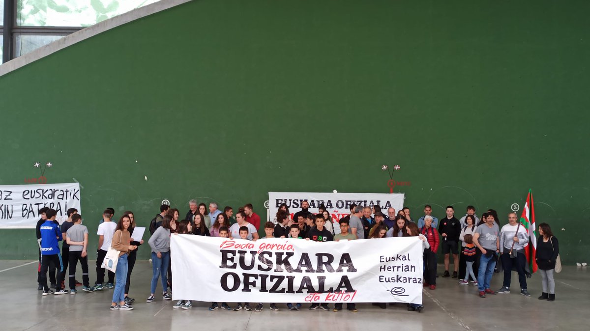 EHEbizi's tweet photo. ⬇️ Eremu "euskalduneko" herritarrek bere hizkuntza eskubideak galtzen dituzte Nafarroan hegoalderantz doazen neurrian

Legeak aitortzen duen ofizialtasuna praktikan askotan ez da gauzatzen. Zerbitzu publikoak, administrazioa, aisialdia... Oraindik ez da posible euskaraz bizitza😡 https://t.co/Zatd0NLQRM