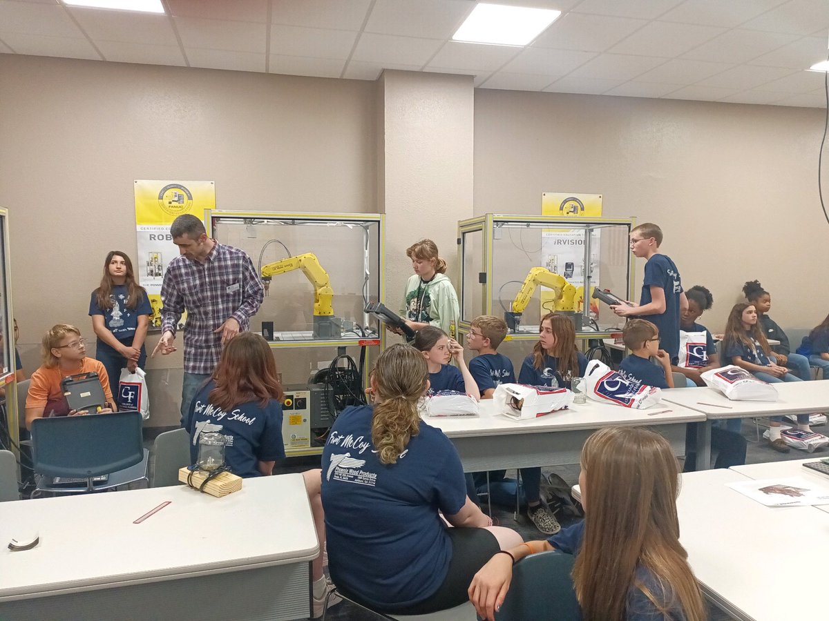 sing4glory's tweet photo. Our AVID students traveled to College of Central Florida for a tour, time in the Robotics lab, and a lesson on electricity by Carson with the IBEW Local 1205 who also guided them into wiring their own lamps.  Parent Site Team members chaperoned the classes. #AVID #tours https://t.co/ijgWBZbnS9
