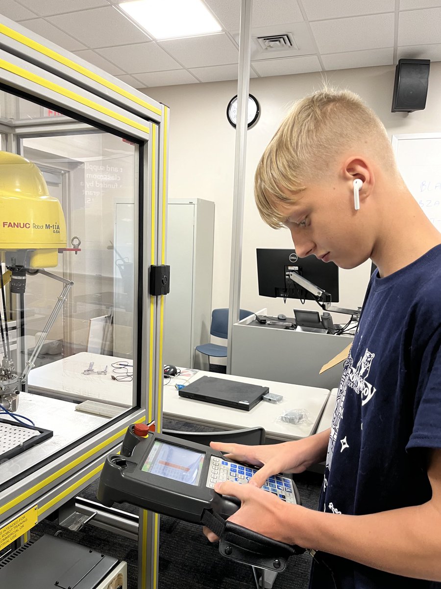sing4glory's tweet photo. Our AVID students traveled to College of Central Florida for a tour, time in the Robotics lab, and a lesson on electricity by Carson with the IBEW Local 1205 who also guided them into wiring their own lamps.  Parent Site Team members chaperoned the classes. #AVID #tours https://t.co/ijgWBZbnS9