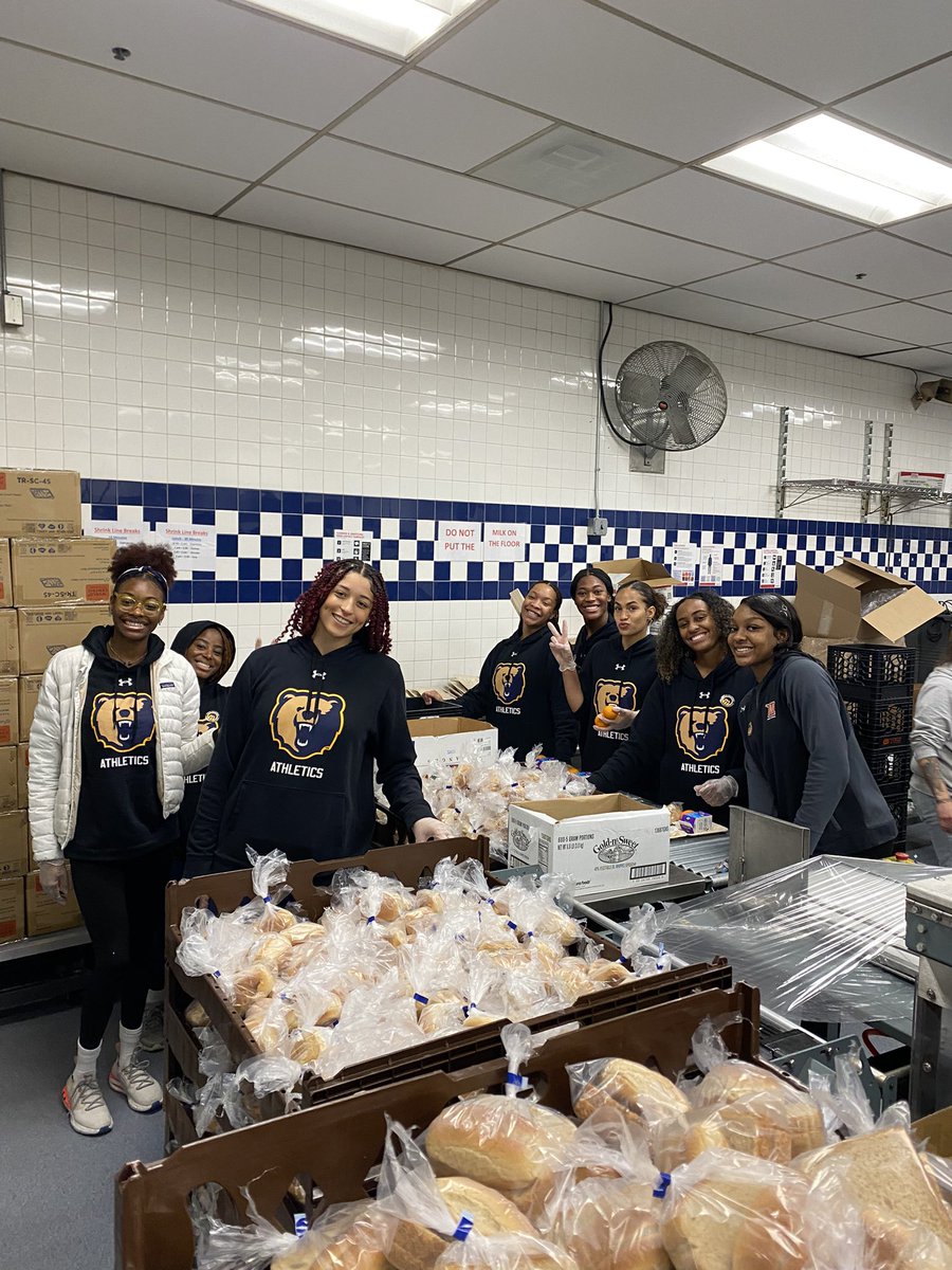 MSUBearsVB's tweet photo. Today we got a great opportunity to serve others and volunteer at @mealsonwheelsmd 

Meals on Wheels of Central Maryland supports healthy, independent living and quality of life for people who choose to age in place. https://t.co/3dUFBMIGPU