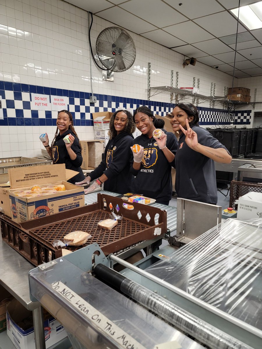 MSUBearsVB's tweet photo. Today we got a great opportunity to serve others and volunteer at @mealsonwheelsmd 

Meals on Wheels of Central Maryland supports healthy, independent living and quality of life for people who choose to age in place. https://t.co/3dUFBMIGPU