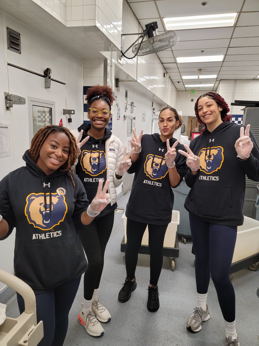 MSUBearsVB's tweet photo. Today we got a great opportunity to serve others and volunteer at @mealsonwheelsmd 

Meals on Wheels of Central Maryland supports healthy, independent living and quality of life for people who choose to age in place. https://t.co/3dUFBMIGPU