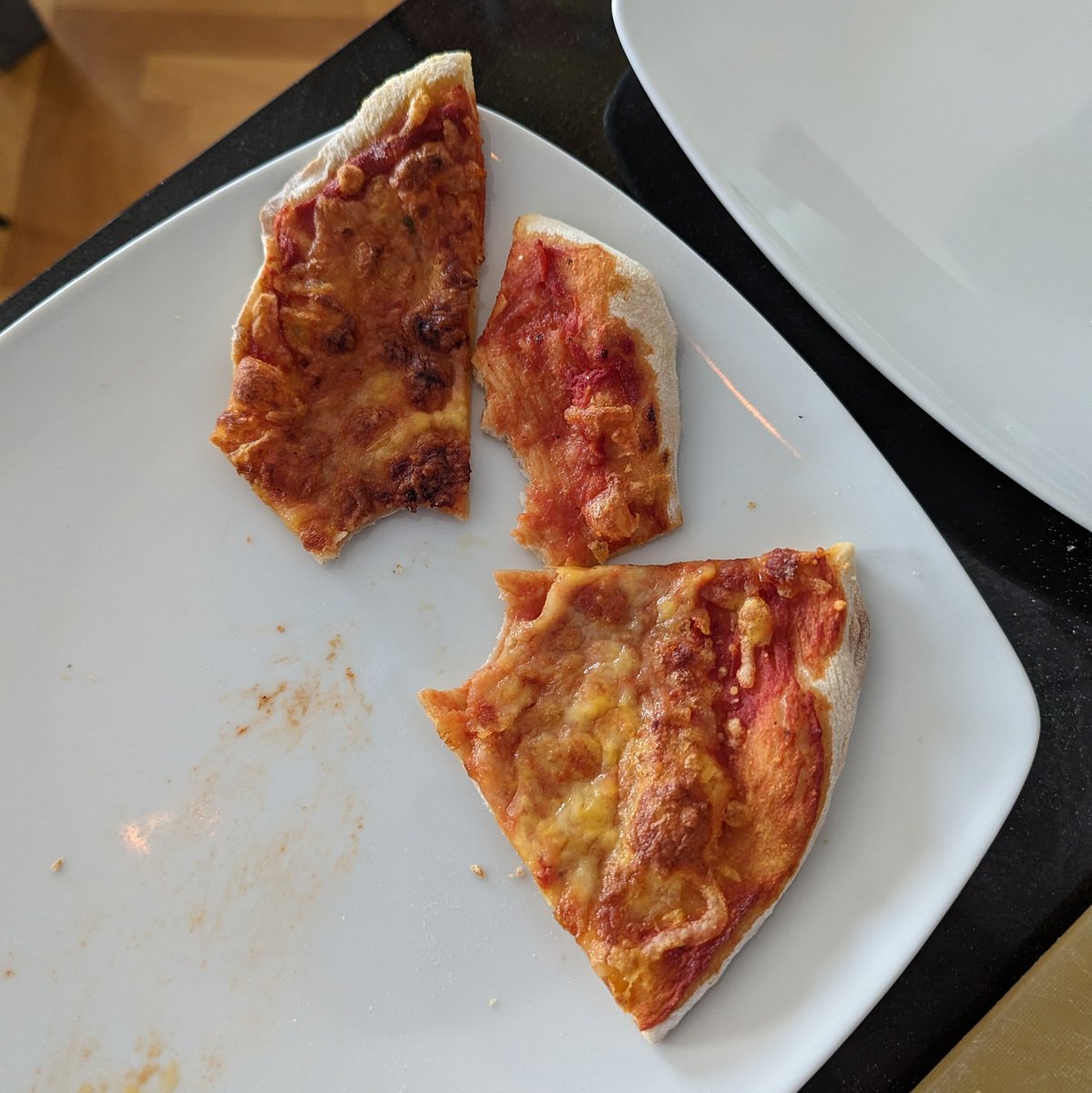hardnormaldaddy's tweet photo. "Pabbi ég vil ekki að neinn borði afganginn minn. Þess vegna bítti ég í þær allar."

#survivalskills https://t.co/ROLYAFTquP