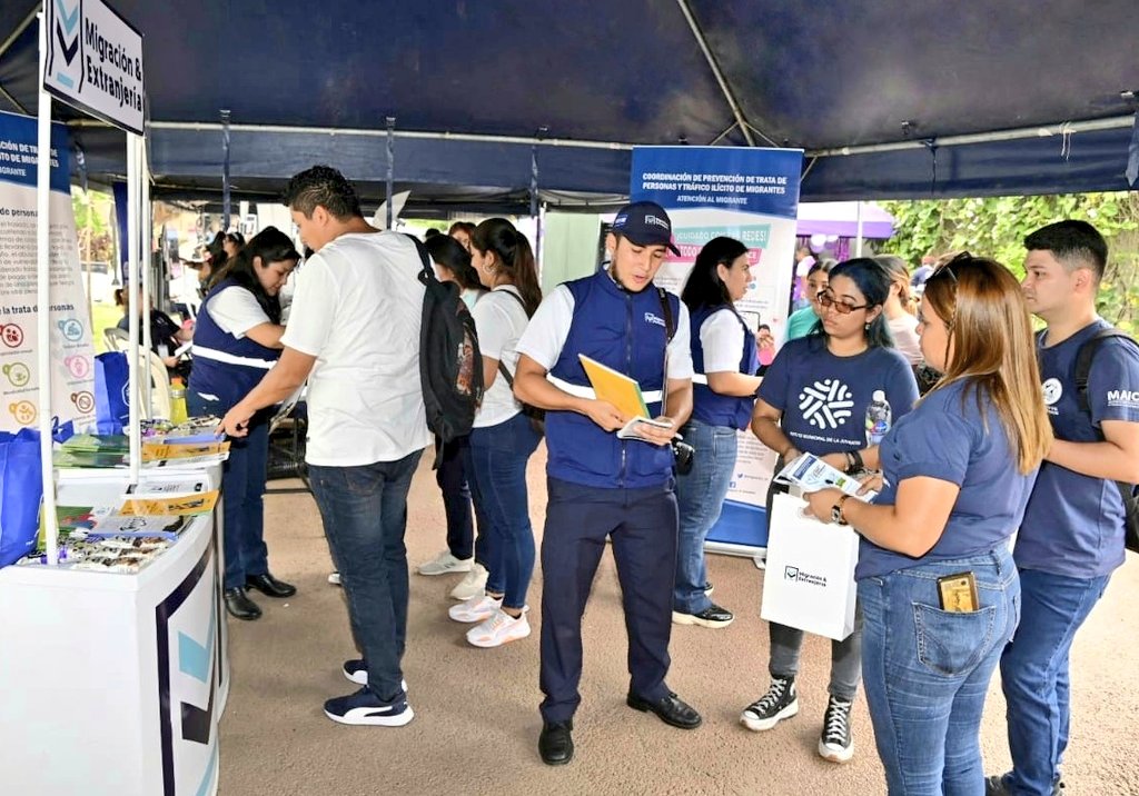 migracion_sv's tweet photo. Este sábado estamos participando en la feria New Generation Fest organizada por @imj_sansalvador. 

Como Migración, estamos brindando información de nuestros servicios y sobre la temática de trata de personas, sus modalidades y las formas de prevenir este delito. https://t.co/4YEh4oaHhe