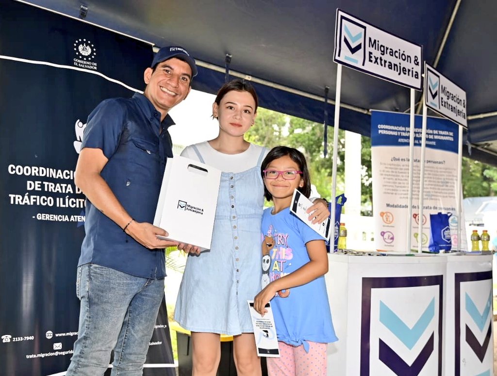 migracion_sv's tweet photo. Este sábado estamos participando en la feria New Generation Fest organizada por @imj_sansalvador. 

Como Migración, estamos brindando información de nuestros servicios y sobre la temática de trata de personas, sus modalidades y las formas de prevenir este delito. https://t.co/4YEh4oaHhe