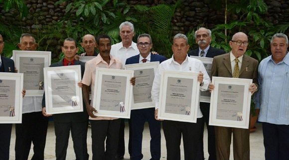 yusepp8's tweet photo. @Conavil_ECM De manos de Miguel Díaz-Canel, presidente de la República, afiliados destacados pertenecientes a ocho sindicatos nacionales recibieron el Título Honorífico de Héroes del Trabajo de la República de Cuba. #LatirAvileño #Cuba https://t.co/PRNqLt0RXG