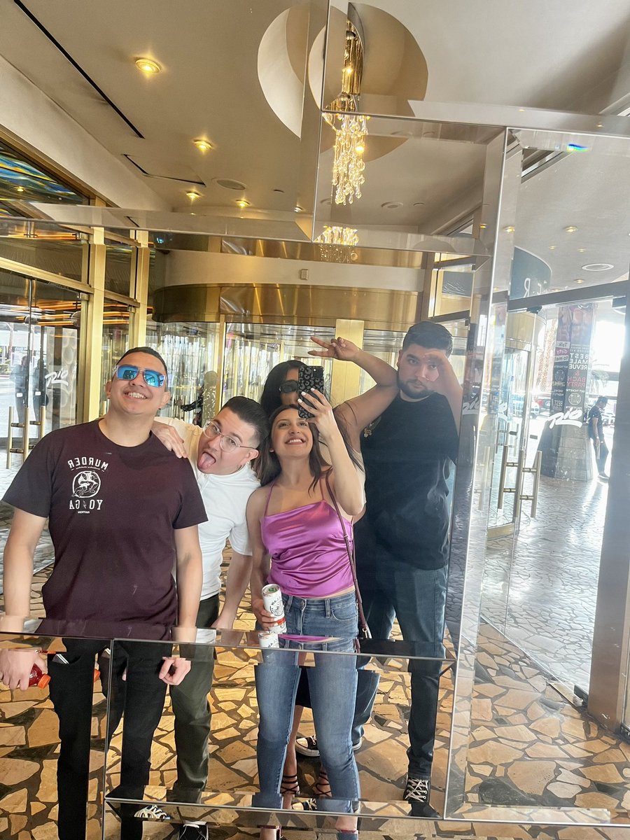 StefLozano_'s tweet photo. Vegas with the best people ever 🥹🎰💕 https://t.co/5xdlJ5NkwY