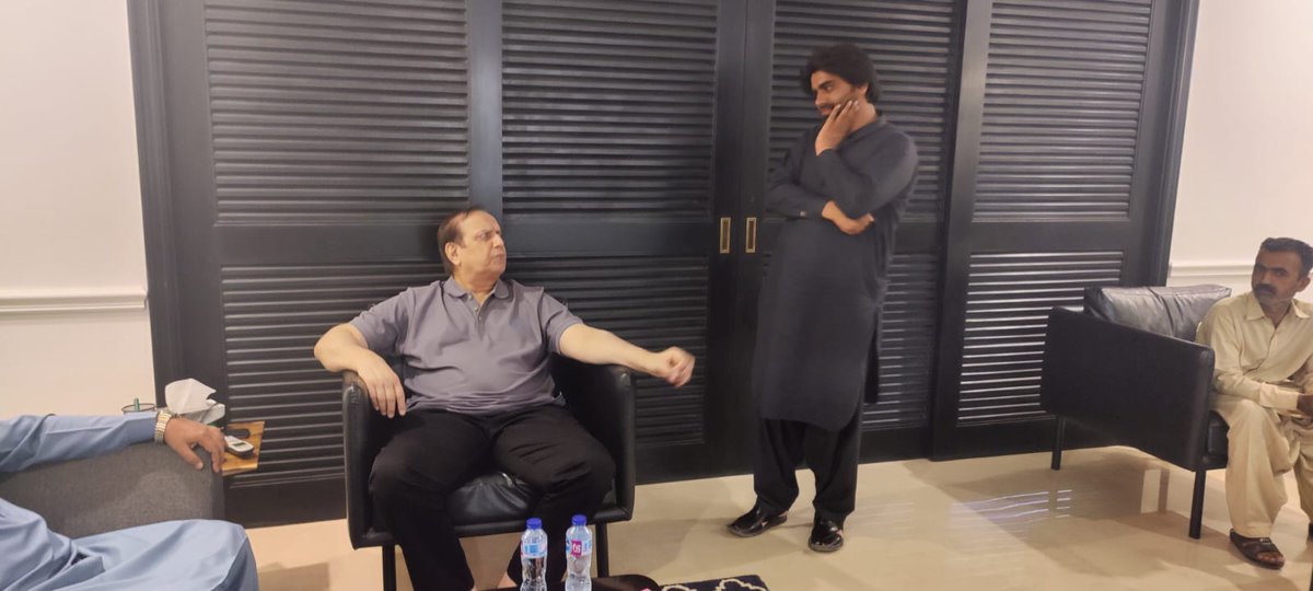 zainnoonari786's tweet photo. آج داؤد  انجینئرنگ یونیورسٹی کے کنٹریکٹ ایمپلائیذ کی ملاقات  قابل احترام صوبائی وزیر انرجی امتیاز شیخ صاحب سے ہوئی  اور انہوں نے کنٹریکٹ ایمپلائز کے مسائل سنےاور جناب نے سی ایم سندہ کے ساتھ بات کرنے اور مسائل حل کرنے کا یقیین دلایا۰
#CMSindh
#regulariseDUETEmployees https://t.co/1HSMtedwe0