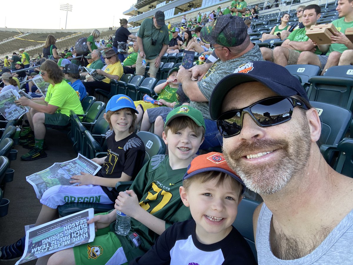 believe_thomas's tweet photo. Go Ducks! #GoDucks #OregonSpringGame https://t.co/Pjpj6zsbND