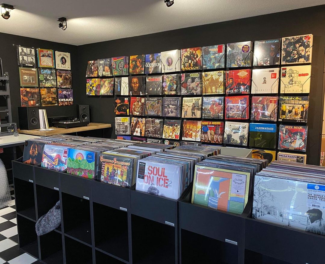 KrisKromanski's tweet photo. Congrats for Bas of #DeRapWinkel for opening his very own record store today 🔥 That must have been a really great event and I'm happy for everyone who was able to attend 💯 Hopefully one day I'll be able to visit one of the best European record stores to buy some gems as well 💸 https://t.co/AB0CdzzRZs