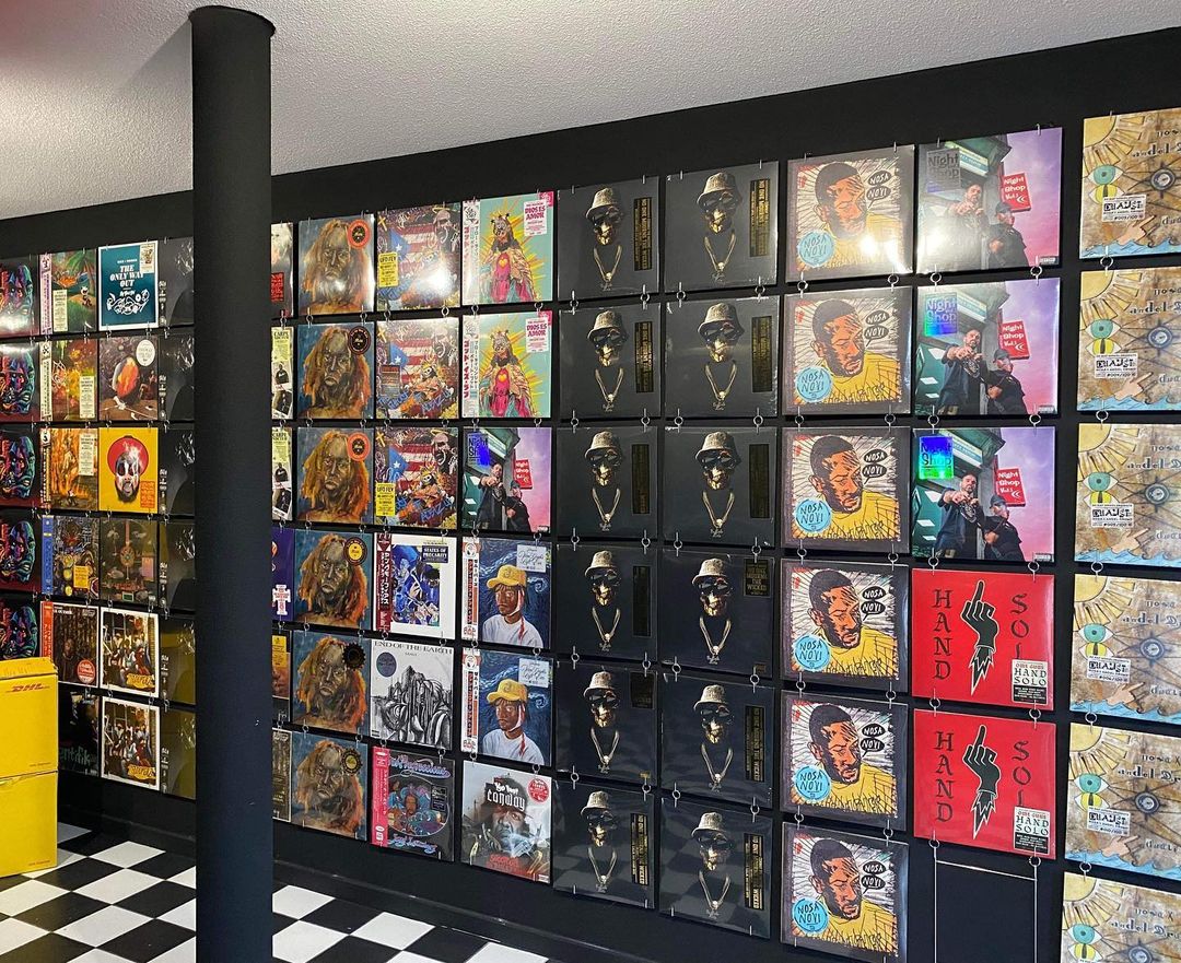 KrisKromanski's tweet photo. Congrats for Bas of #DeRapWinkel for opening his very own record store today 🔥 That must have been a really great event and I'm happy for everyone who was able to attend 💯 Hopefully one day I'll be able to visit one of the best European record stores to buy some gems as well 💸 https://t.co/AB0CdzzRZs