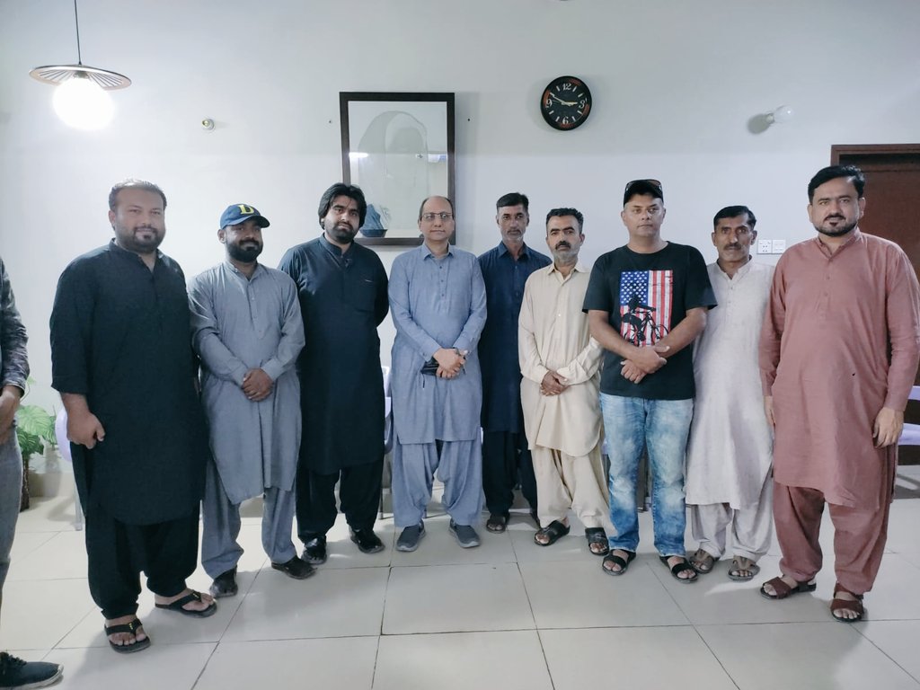 zainnoonari786's tweet photo. آج داؤد  انجینئرنگ یونیورسٹی کے کنٹریکٹ ایمپلائیذ کی ملاقات   وزیر بلدیات سندھ قابل احترام پ پ پ کراچی ڈیویزن کے صدر اور صوبائی وزیر سعید غنی صاحب سے ہوئی  اور انہوں نے کنٹریکٹ ایمپلائز کے مسائل سنےاور جناب نے سی ایم سندہ کے ساتھ بات کرنے اعر مسائل حل کرنے کا یقیین دلایا
#CMSindh https://t.co/Iwaya4hNyX