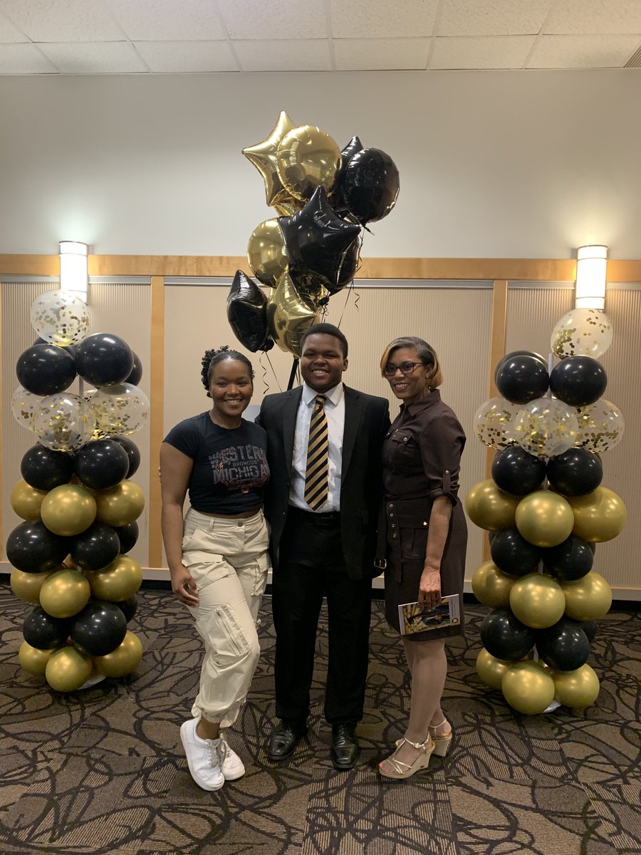 LeeHonorsCol's tweet photo. We had a wonderful time celebrating the LARGEST EVER @LeeHonorsCol graduating class at our cording ceremony. πCongratulations to all of our #HonorsBroncos and thank you to the friends and families who joined us. π΄π #WMUGrad @WesternMichU https://t.co/t6HyZDzi5K