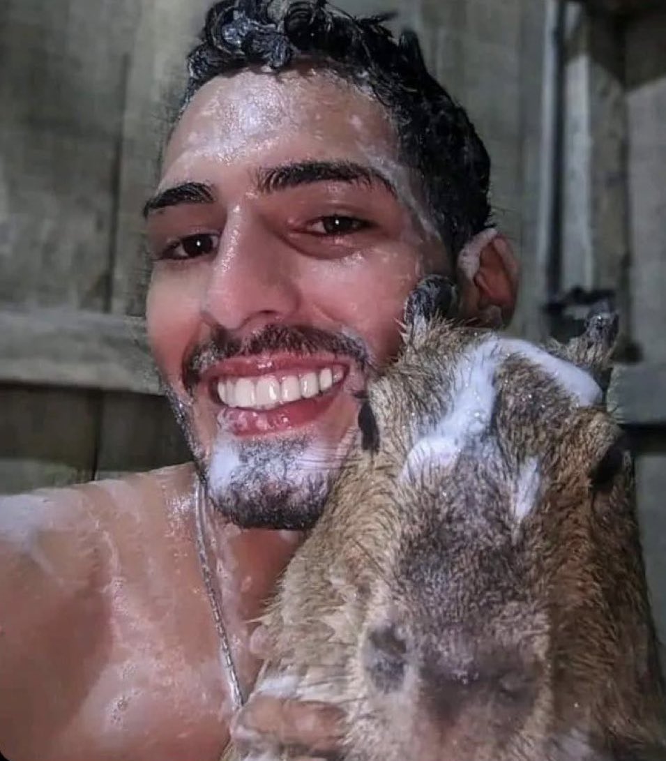 fiscaldoibama's tweet photo. "A Capivara vivia no ambiente natural dela"

Não sabia que capivaras viviam no mesmo habitat que o Cristiano Ronaldo...

Um habitat sem caspa. https://t.co/TDNNREahbl